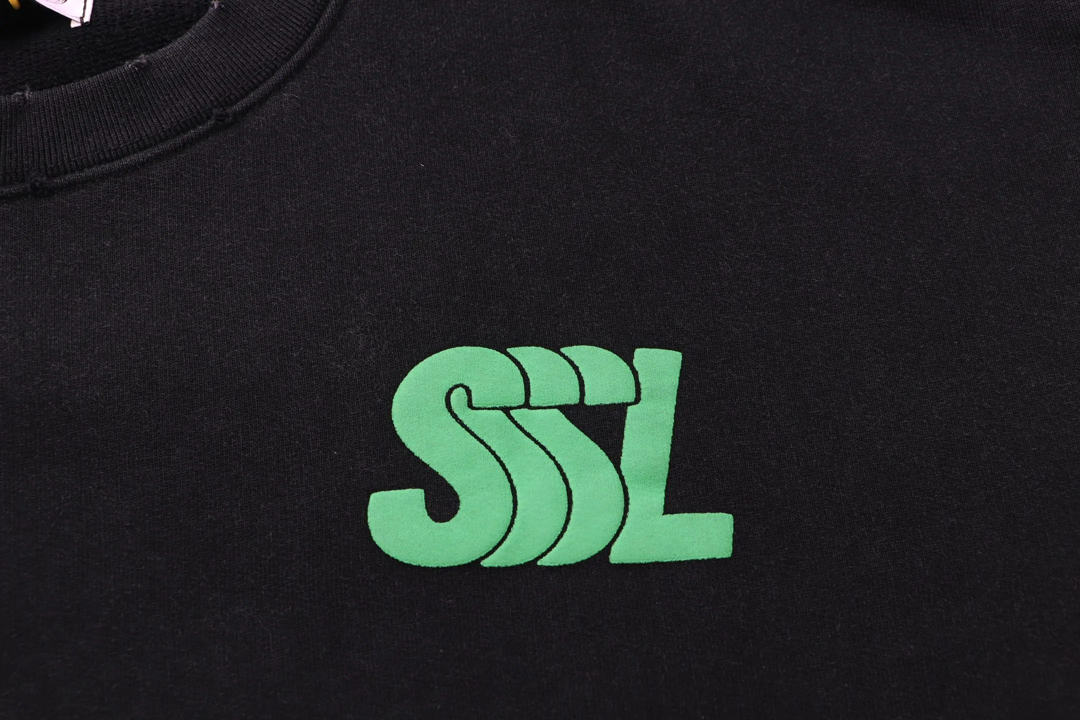 Style No. S211 P260💰 (450g version) SSSAINT LOUIS P260💰 SSSAINT LOUIS basic classic round neck sweatshirt. It is made of 450g dense cotton fabric with good texture. (Washed version) The version is loose and suitable for men and women. Size: S-XL